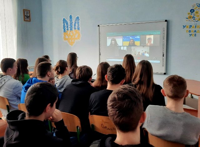 Випускники школи - уважні слухачі